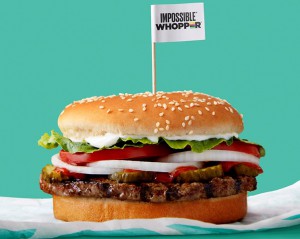 Obrazek przedstawia produkt firmy Impossible Foods, a dokładnie Impossible Whoopera. Jest to wynik współpracy Impossible Foods z Burger Kingiem. Oprócz roślinnego mięsa w środku znajdują się pikle, cebula pomidor oraz biały sos